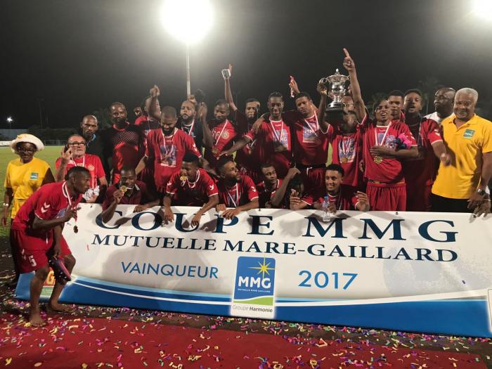 Le Golden Lion (hommes) et le R.C. Saint-Joseph (femmes) remportent le dernier trophée de la saison de football