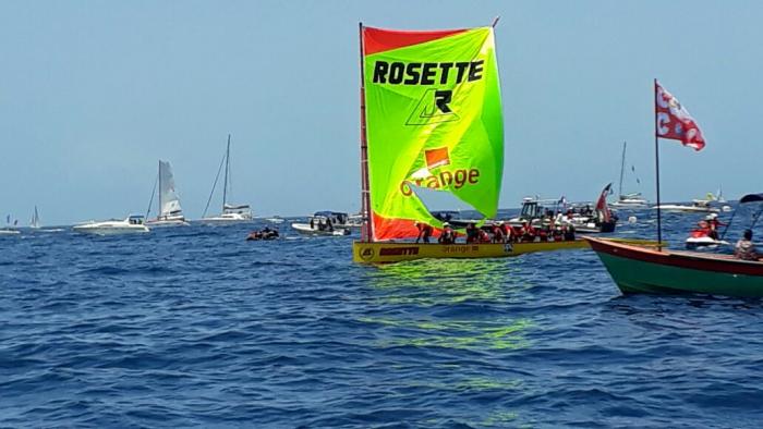 Tour des yoles 2017 : Rosette Orange arrive en tête à Saint-Pierre avec une voile déchirée