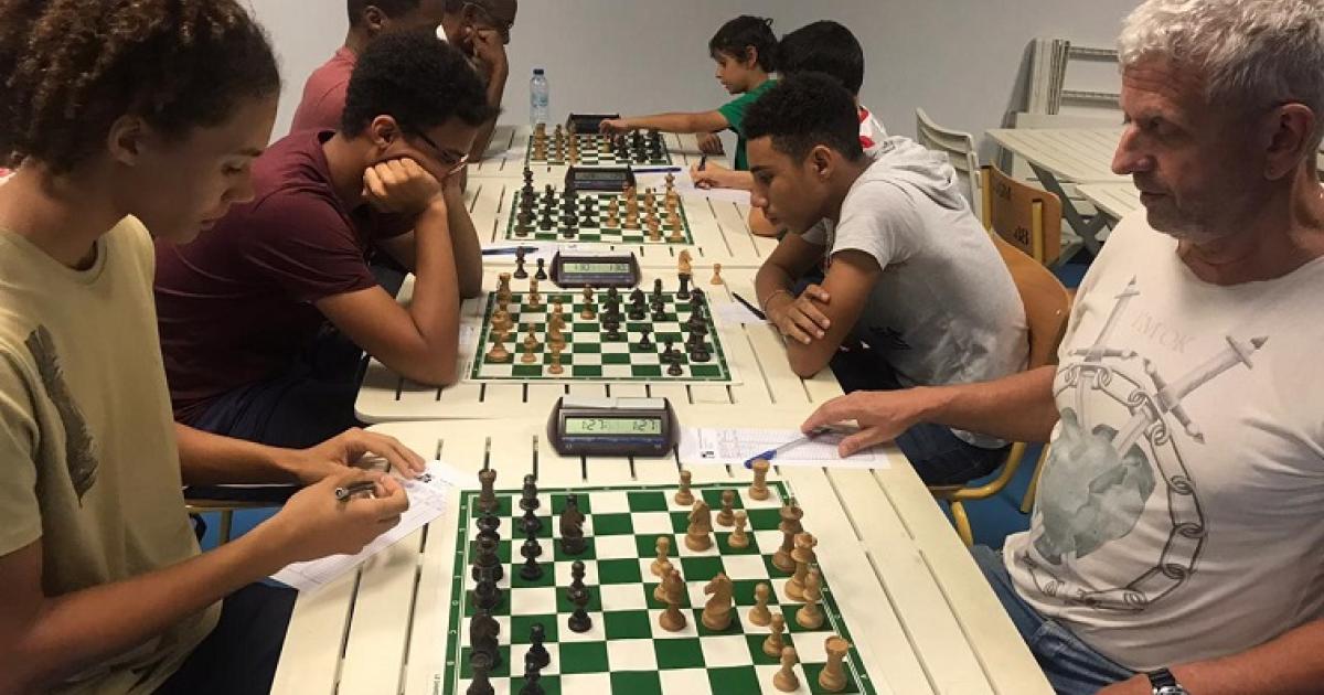 Les passionnés d'échecs se rencontrent à Petit-Bourg