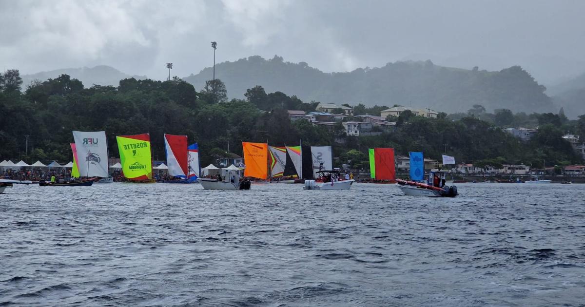 Départ du Robert pour le tour de Martinique des Yoles Rondes 2024